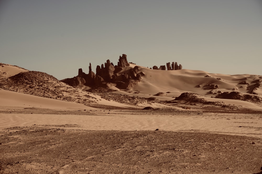 Un paisaje desértico con rocas y dunas de arena