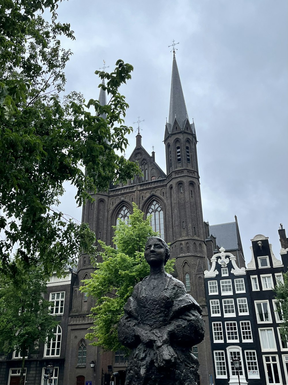 Una estatua de un hombre frente a una iglesia