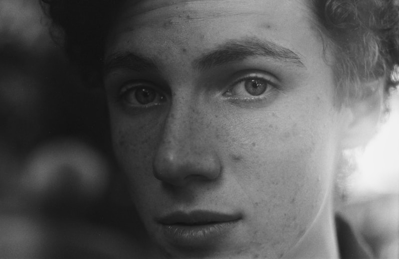 Freckled-haired fashion look