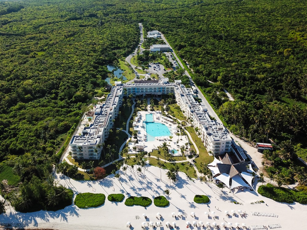 una vista aerea di un resort circondato da alberi