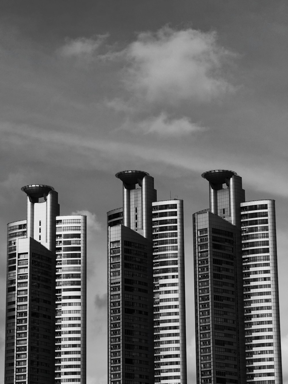 Ein Schwarz-Weiß-Foto von drei hohen Gebäuden