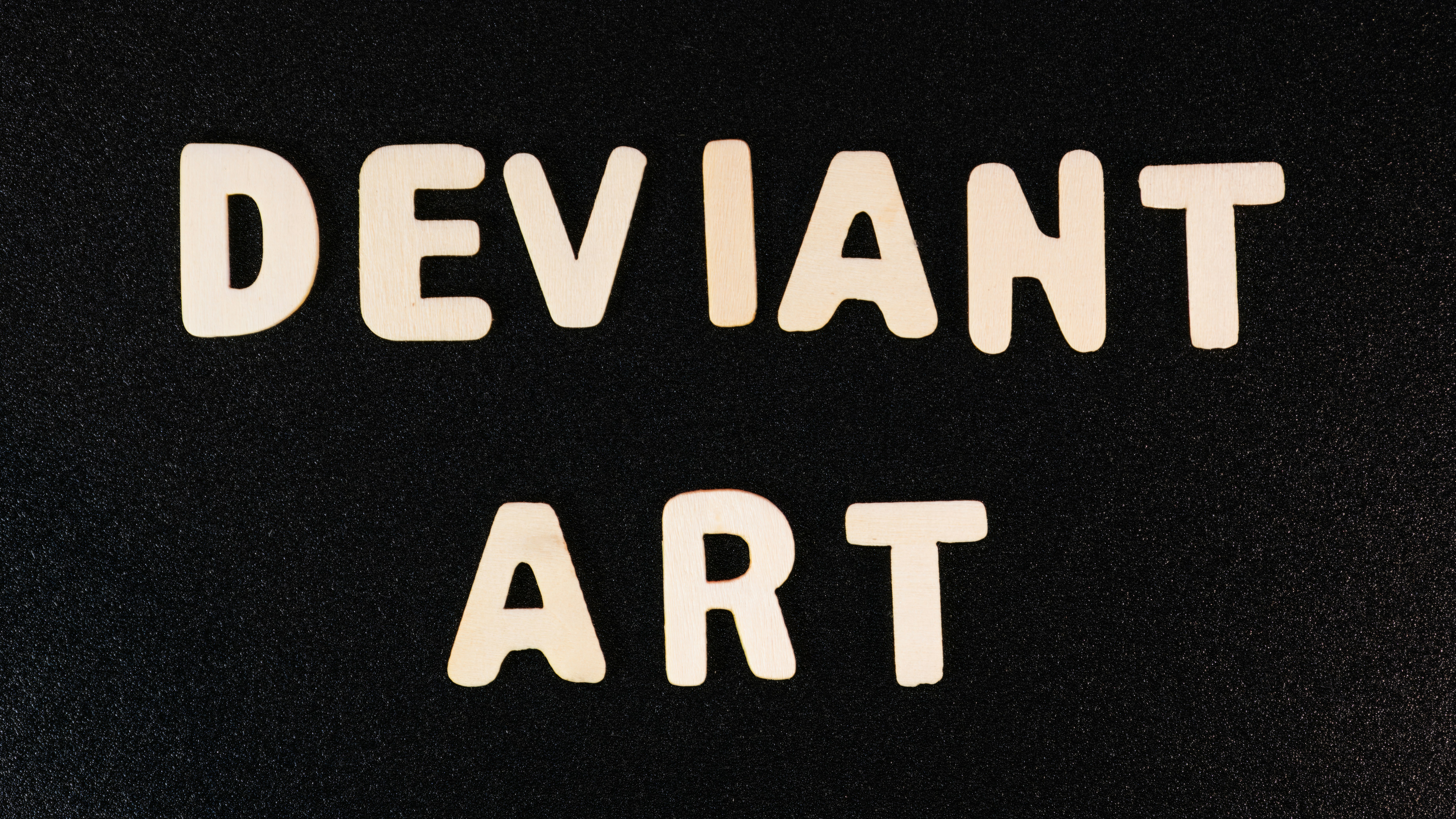 the words deviant art written in white on a black background