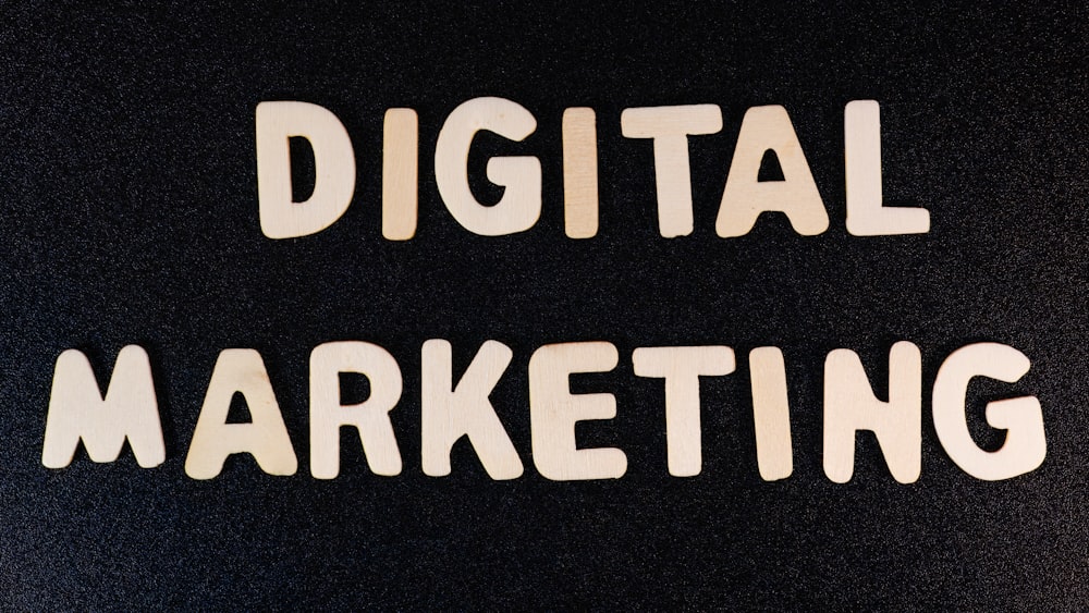 Las palabras marketing digital escritas en letra blanca sobre fondo negro