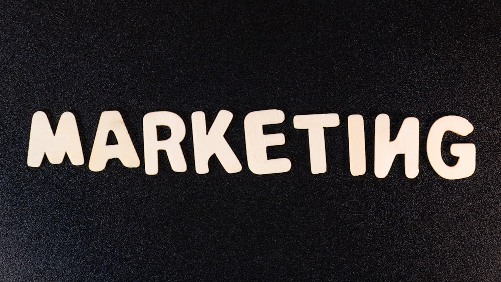La palabra marketing escrita en letras blancas sobre un fondo negro