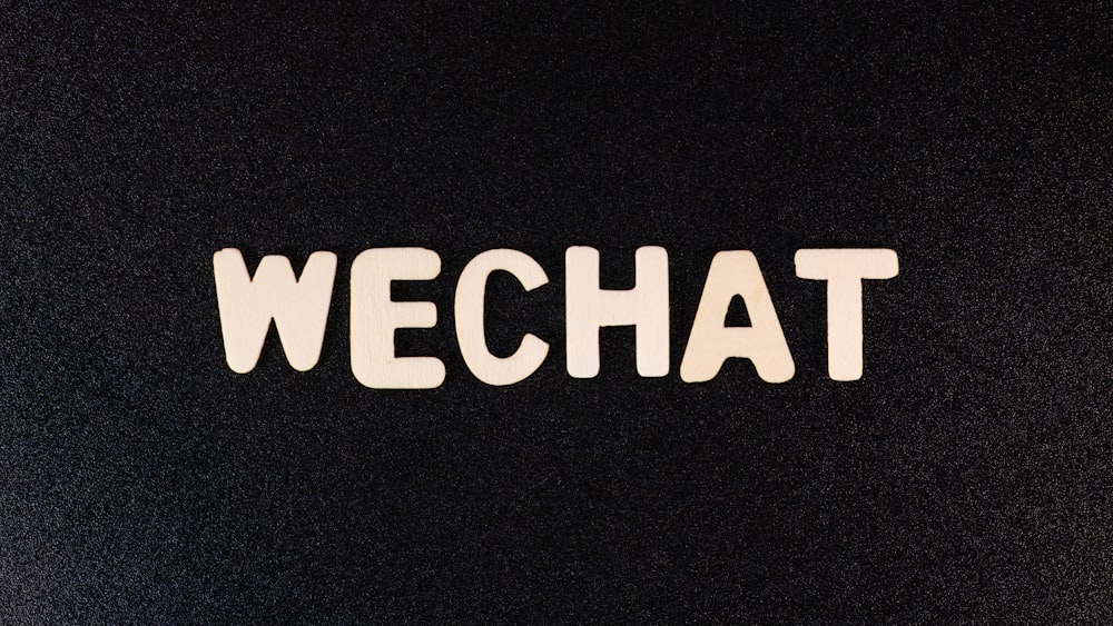 Le mot Wechat écrit en blanc sur fond noir