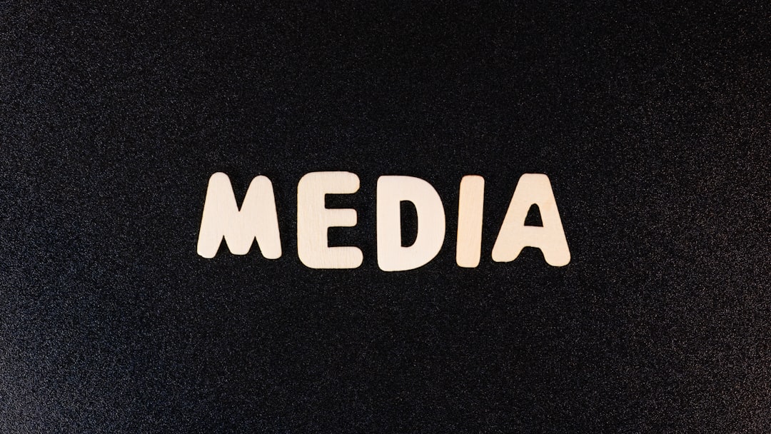 the word media spelled with white letters on a black background, Photographie faisant partie de la série de photographies "Letters" : Media