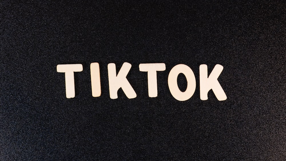La palabra tiktok escrita en blanco sobre fondo negro