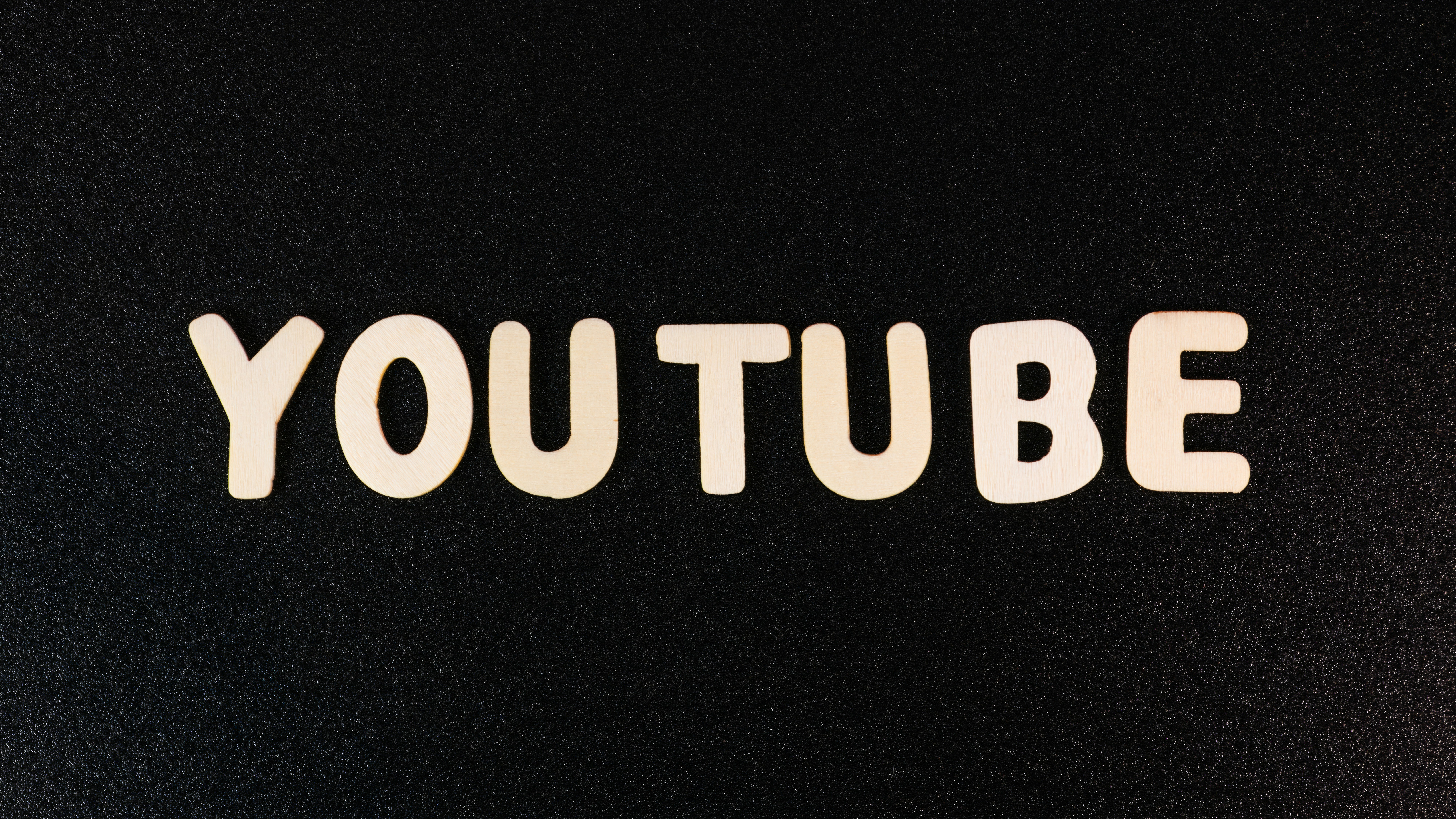 photo-1696041760907-ff666514fa80?ixid=M3wxMjA3fDB8MXxzZWFyY2h8MTh8fHlvdXR1YmUlMjBzaG9ydHN8ZW58MHx8fHwxNzY1MDg5MzUyfDA\u0026ixlib=rb-4.1.0