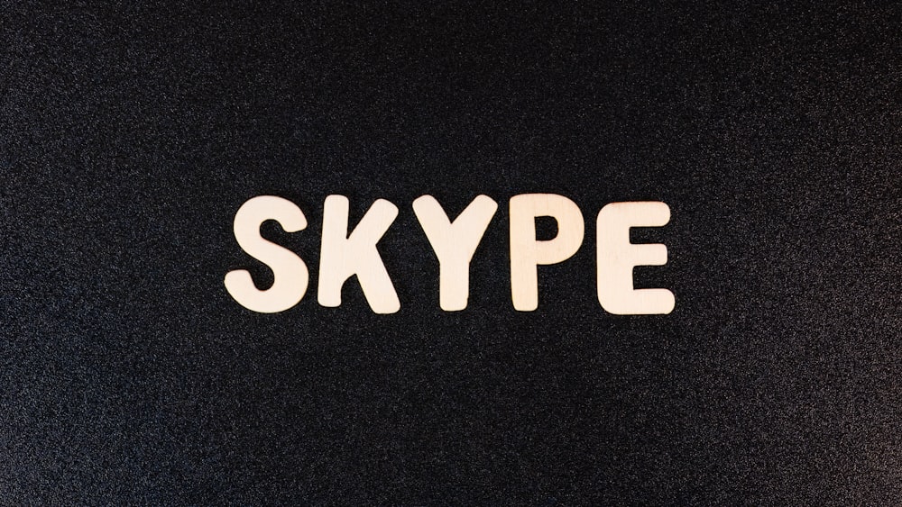 La palabra Skype escrita en blanco sobre fondo negro