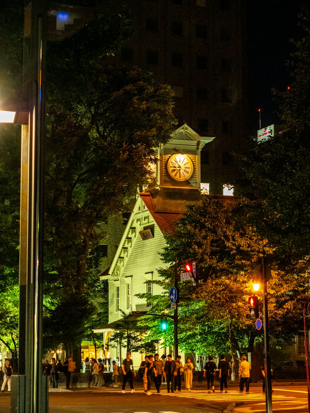 Una torre del reloj en medio de una ciudad por la noche