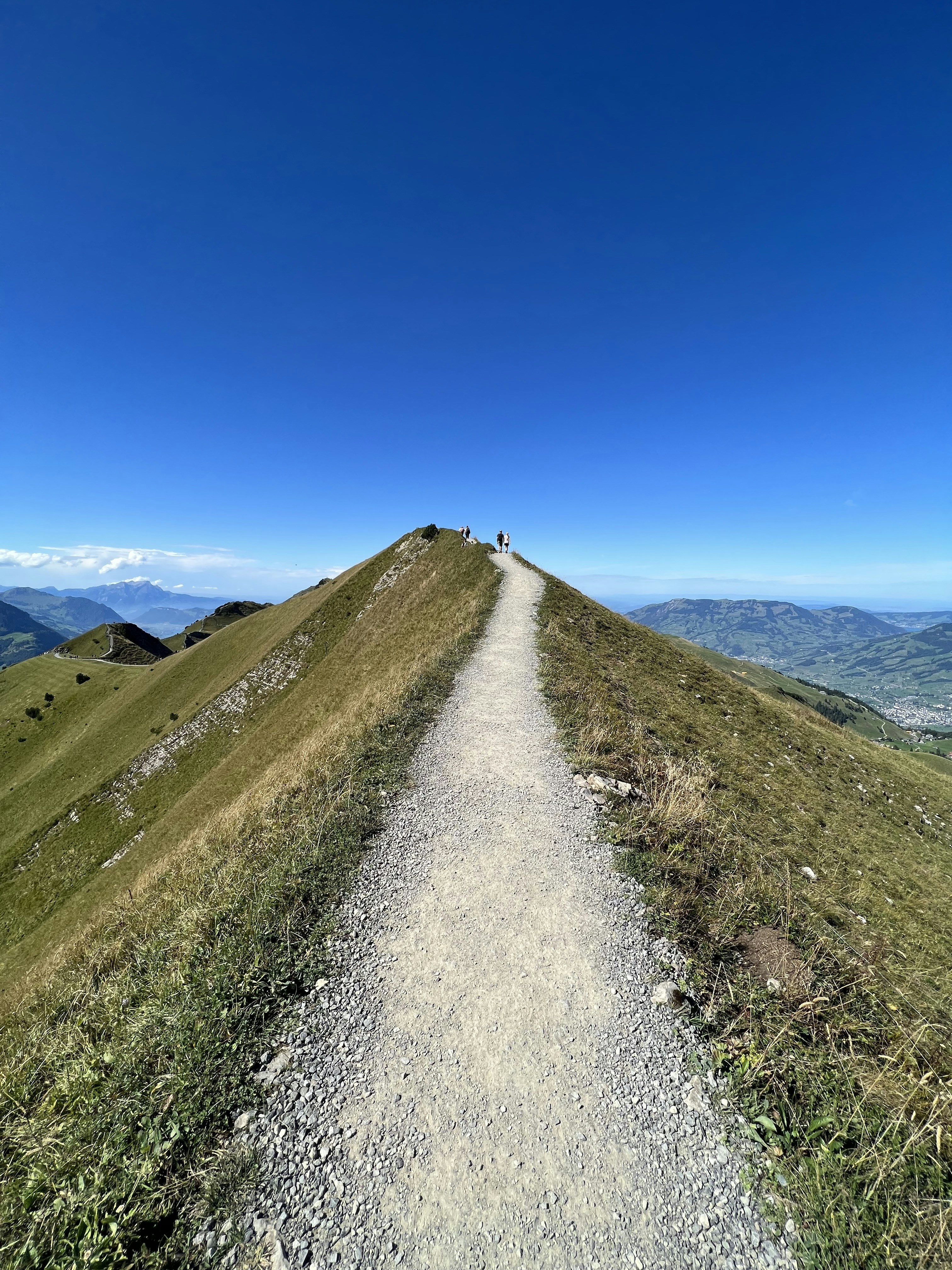 Un sentiero che sale su una collina in una giornata di sole