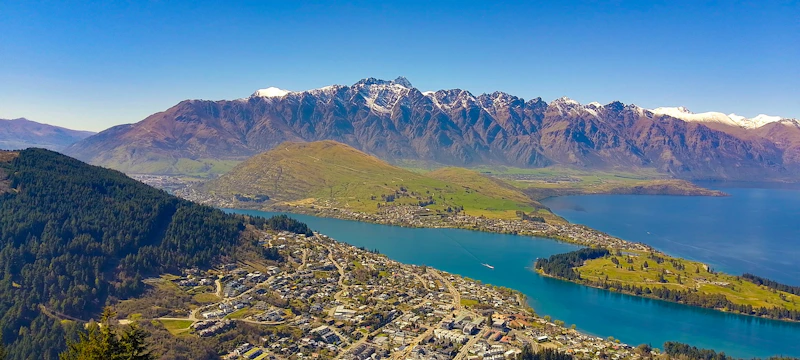 Queenstown bên hồ Wakatipu