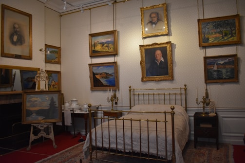 A cozy bedroom adorned with onyra déco paintings.