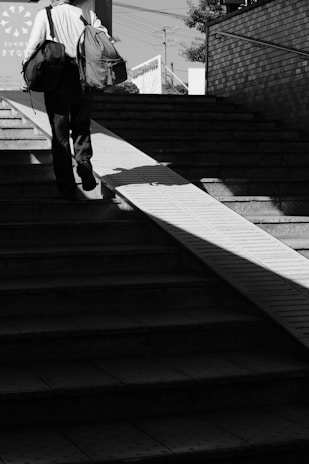 Image showing a mover skillfully carrying a bulky item through a tight stairwell without scratches.