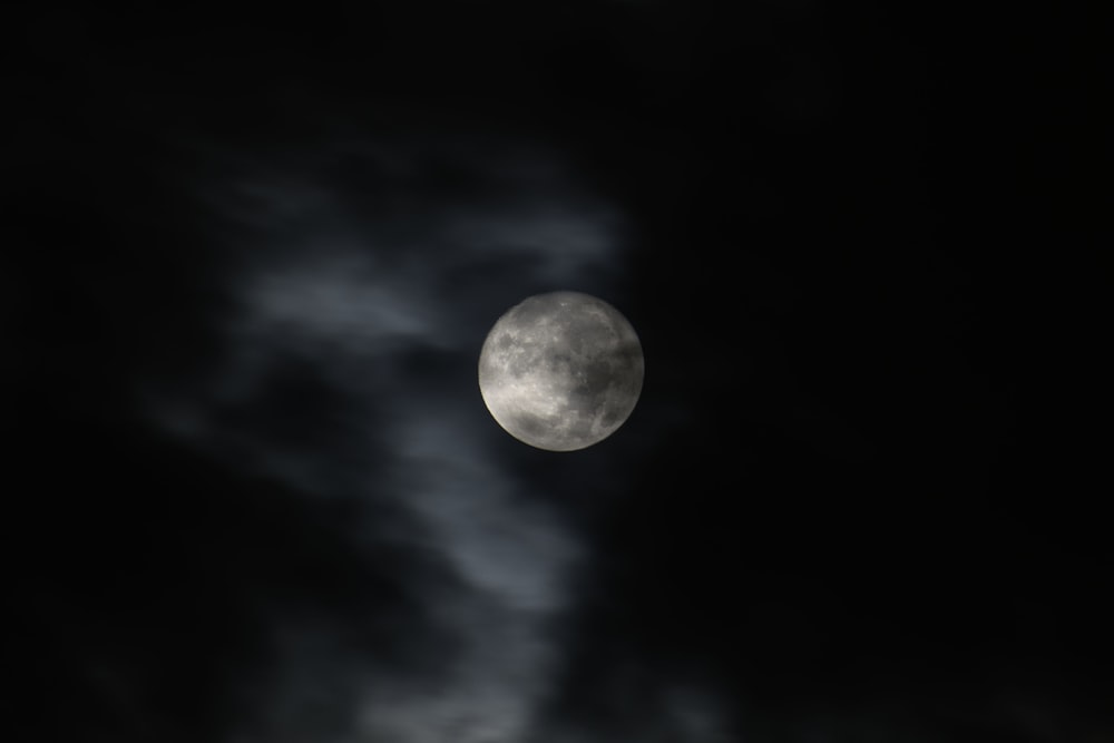 구름이 낀 어두운 하늘에 보름달