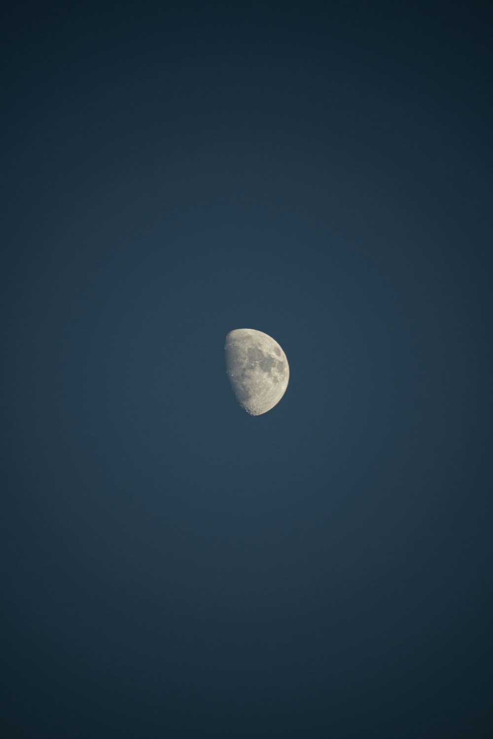 Una media luna en un cielo azul oscuro