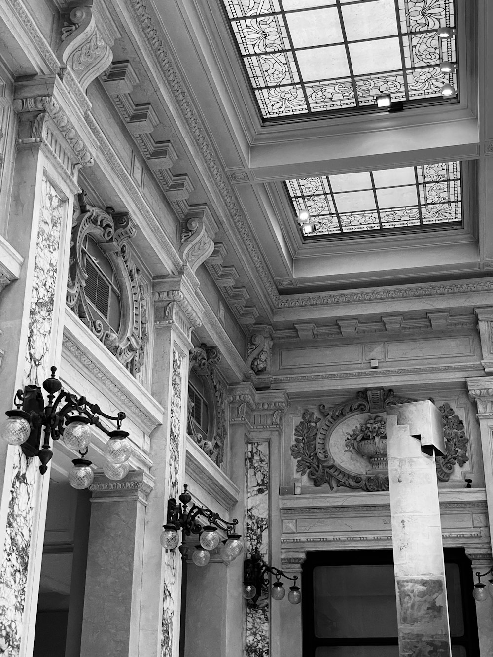 a black and white photo of a building