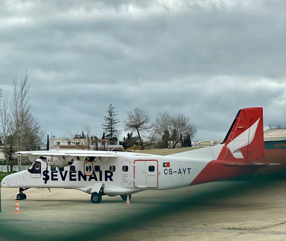 Un pequeño avión sentado encima de la pista de un aeropuerto