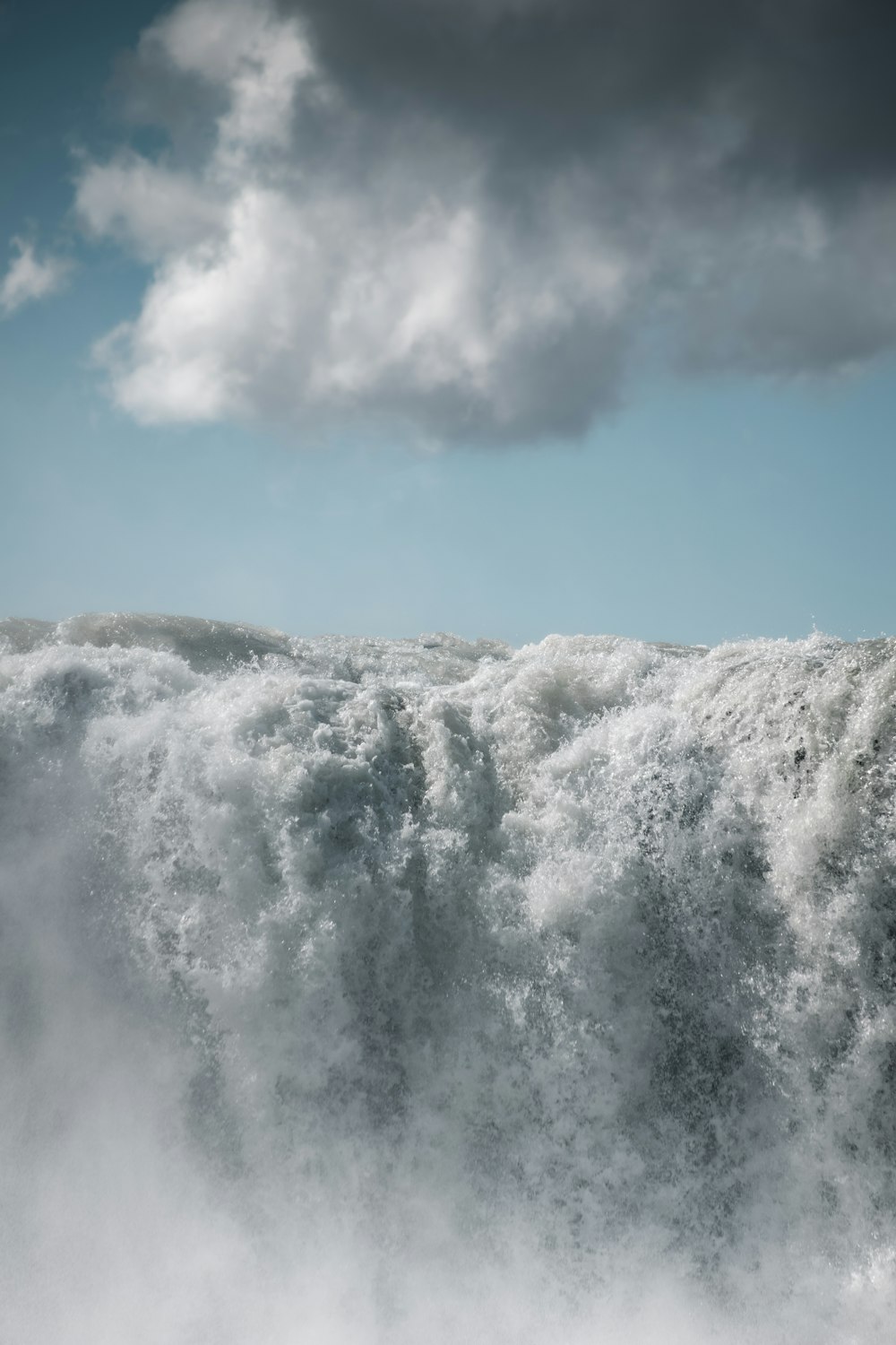 Un uomo che cavalca un'onda in cima a una tavola da surf