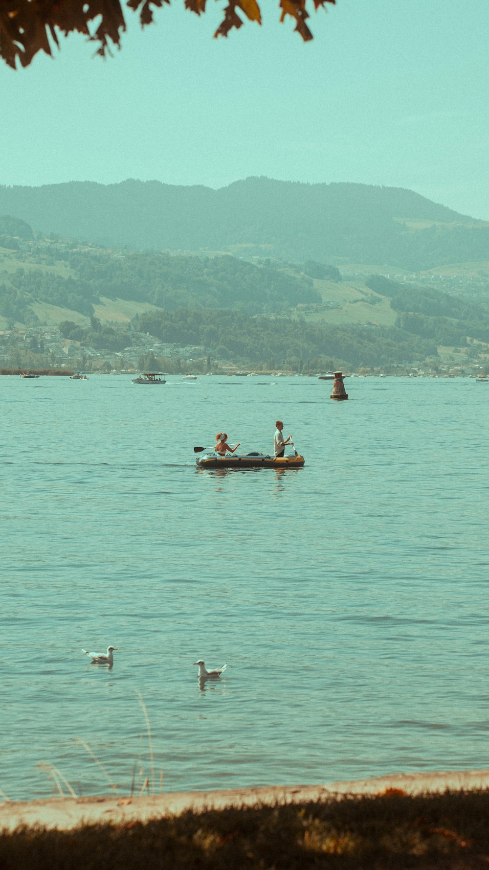 Un grupo de personas en un pequeño bote en un lago