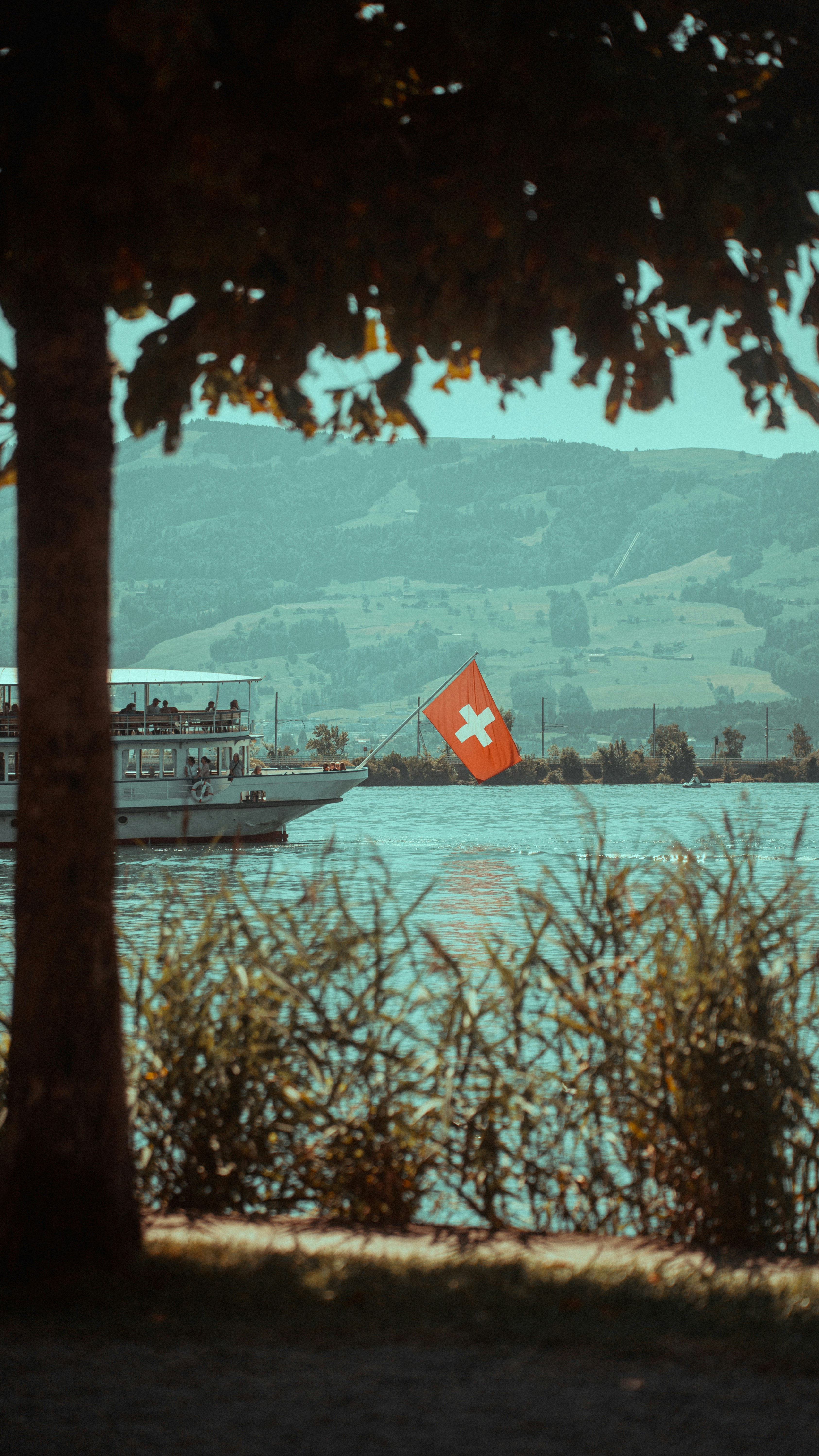 A large boat in a body of water photo – Free Schweiz Image on Unsplash
