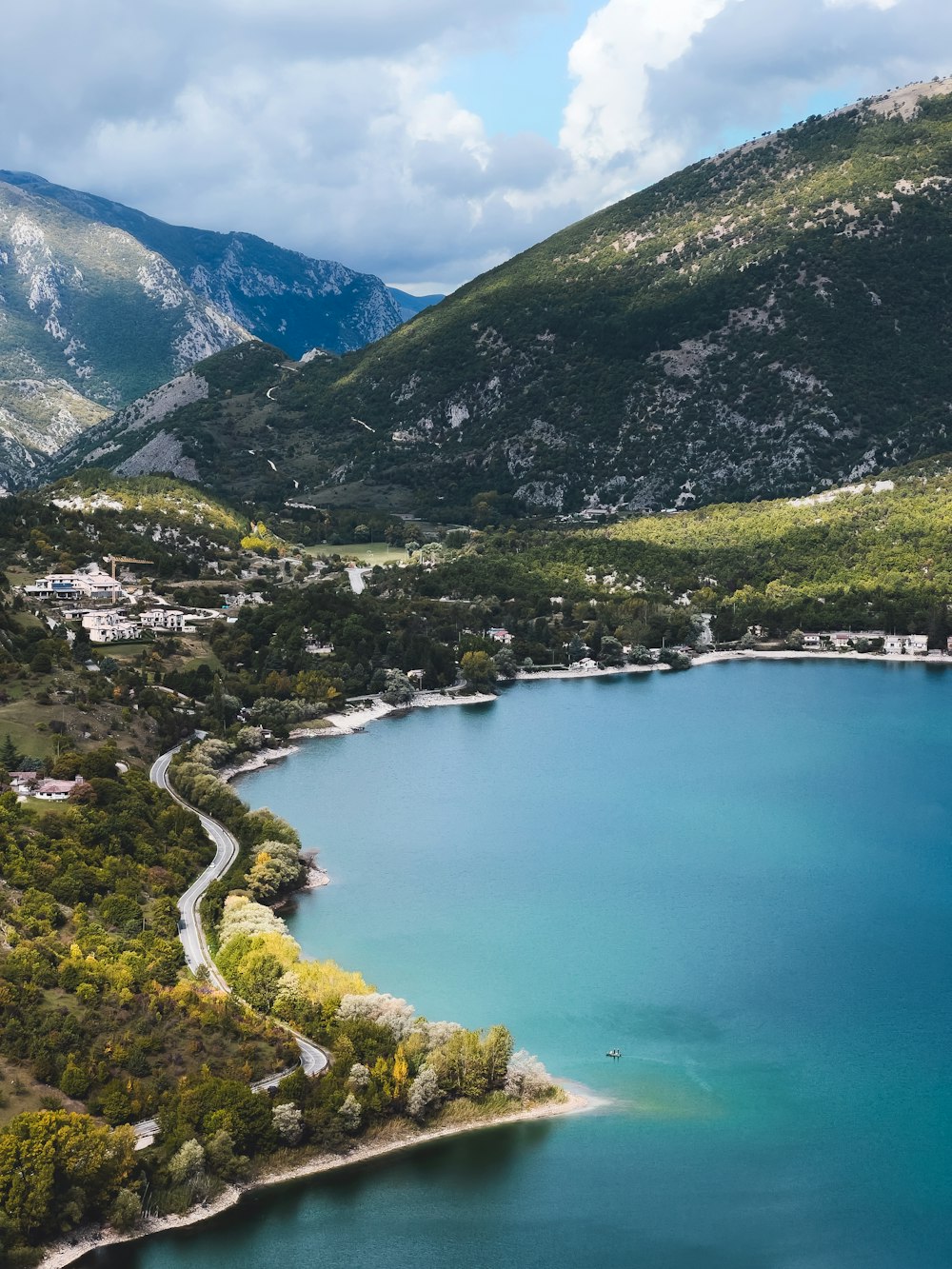 un grand plan d’eau entouré de montagnes