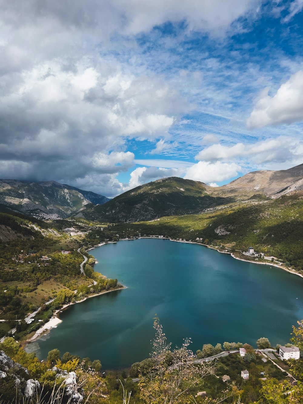 una gran masa de agua rodeada de montañas