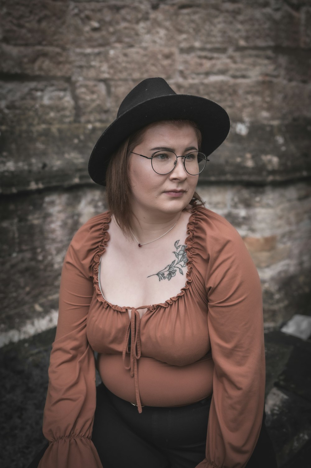 Una mujer con sombrero negro y gafas