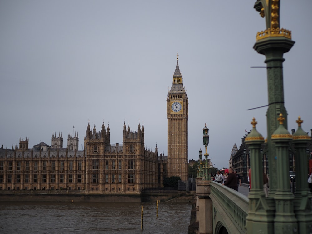 A torre do relógio Big Ben elevando-se sobre a cidade de Londres