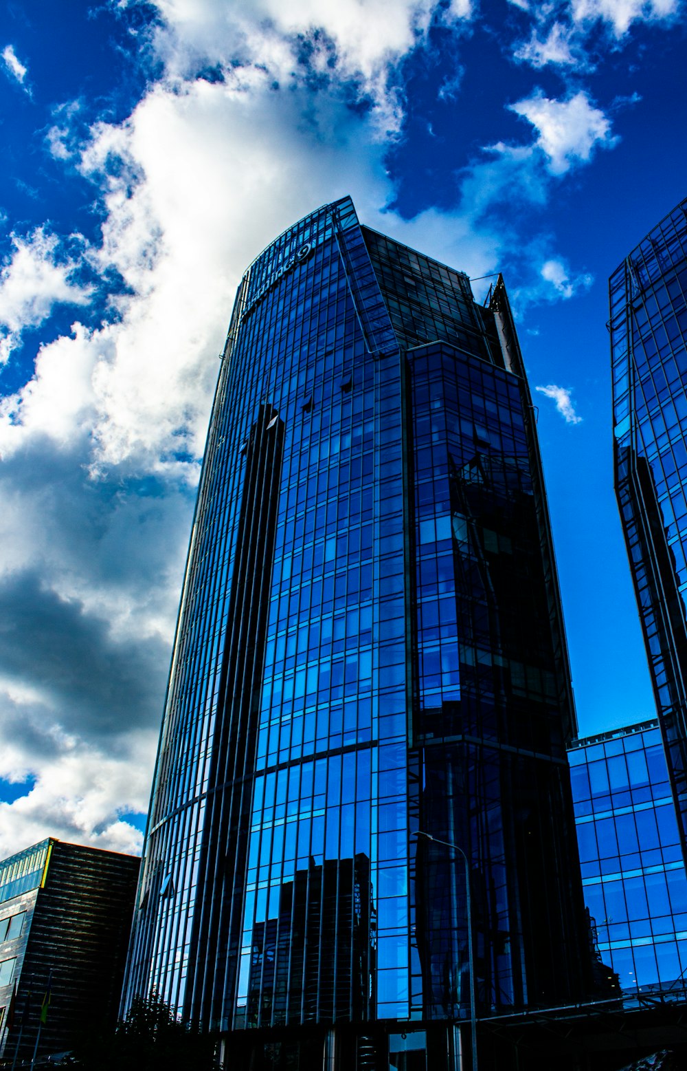 Un edificio muy alto con muchas ventanas