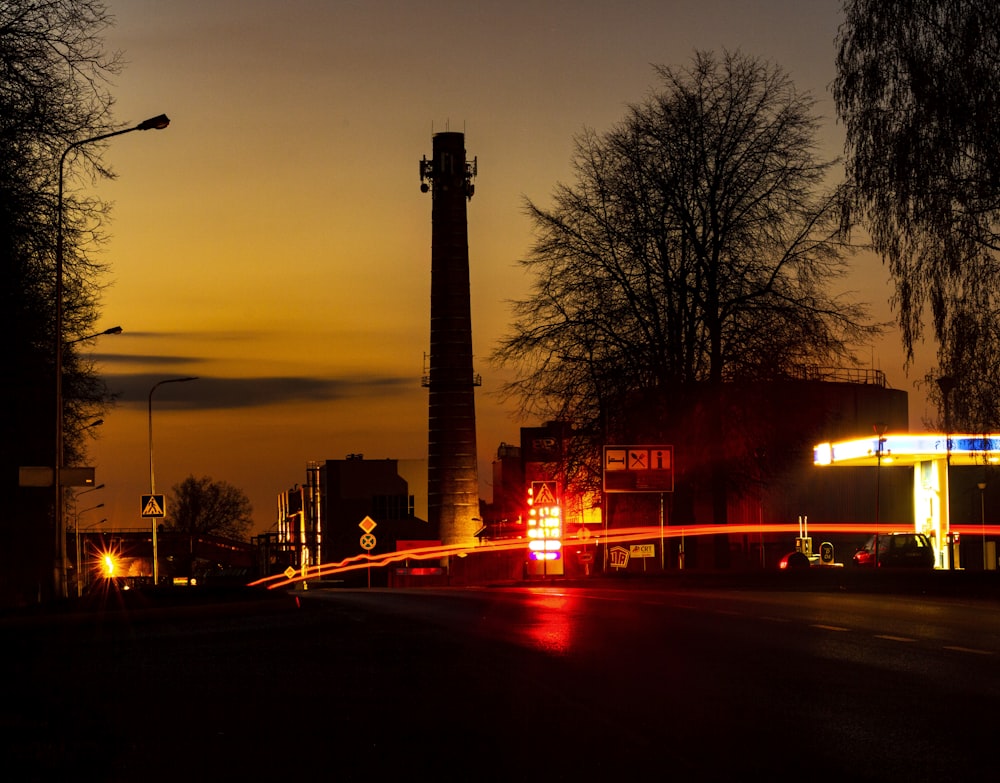 Una calle de la ciudad por la noche con un semáforo