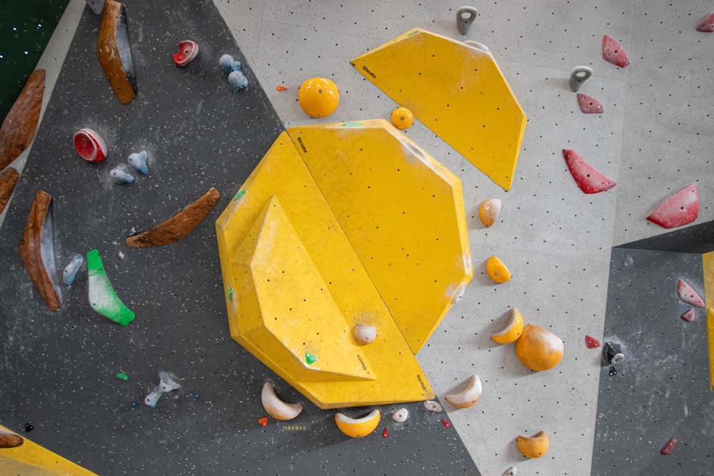 una parete di arrampicata su roccia con un dispositivo di arrampicata giallo