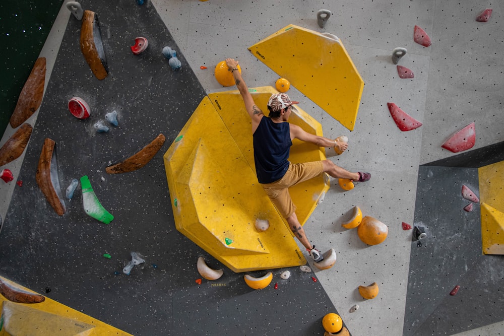 Un uomo si arrampica su una parete da arrampicata