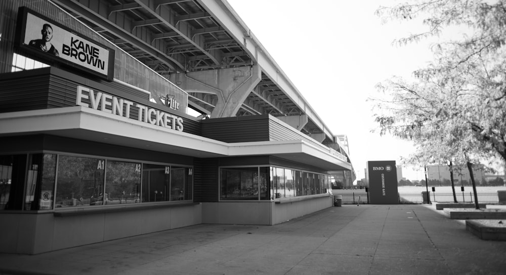 Ein Schwarz-Weiß-Foto eines Kinos