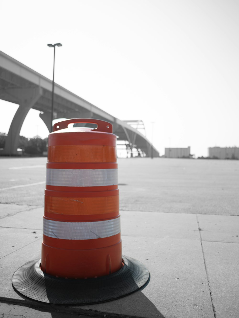 Un cono de tráfico sentado al costado de una carretera