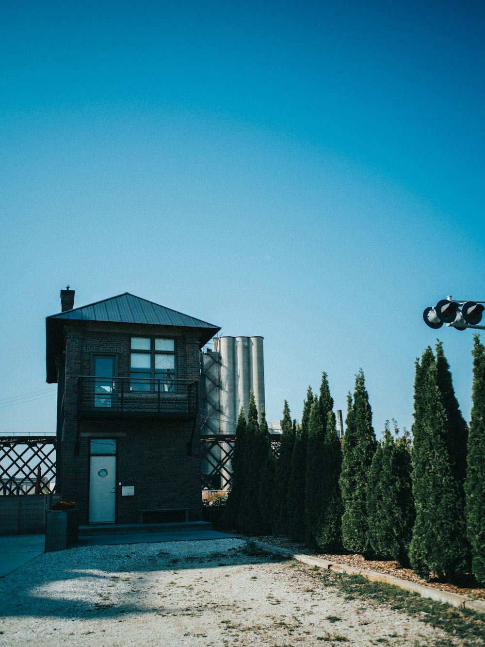 a person is flying a kite in front of a building