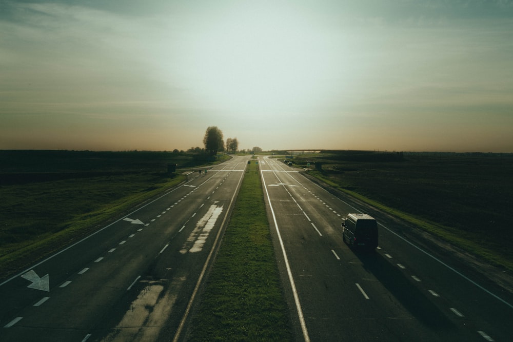 ein Lastwagen, der neben einem Feld auf einer Autobahn fährt