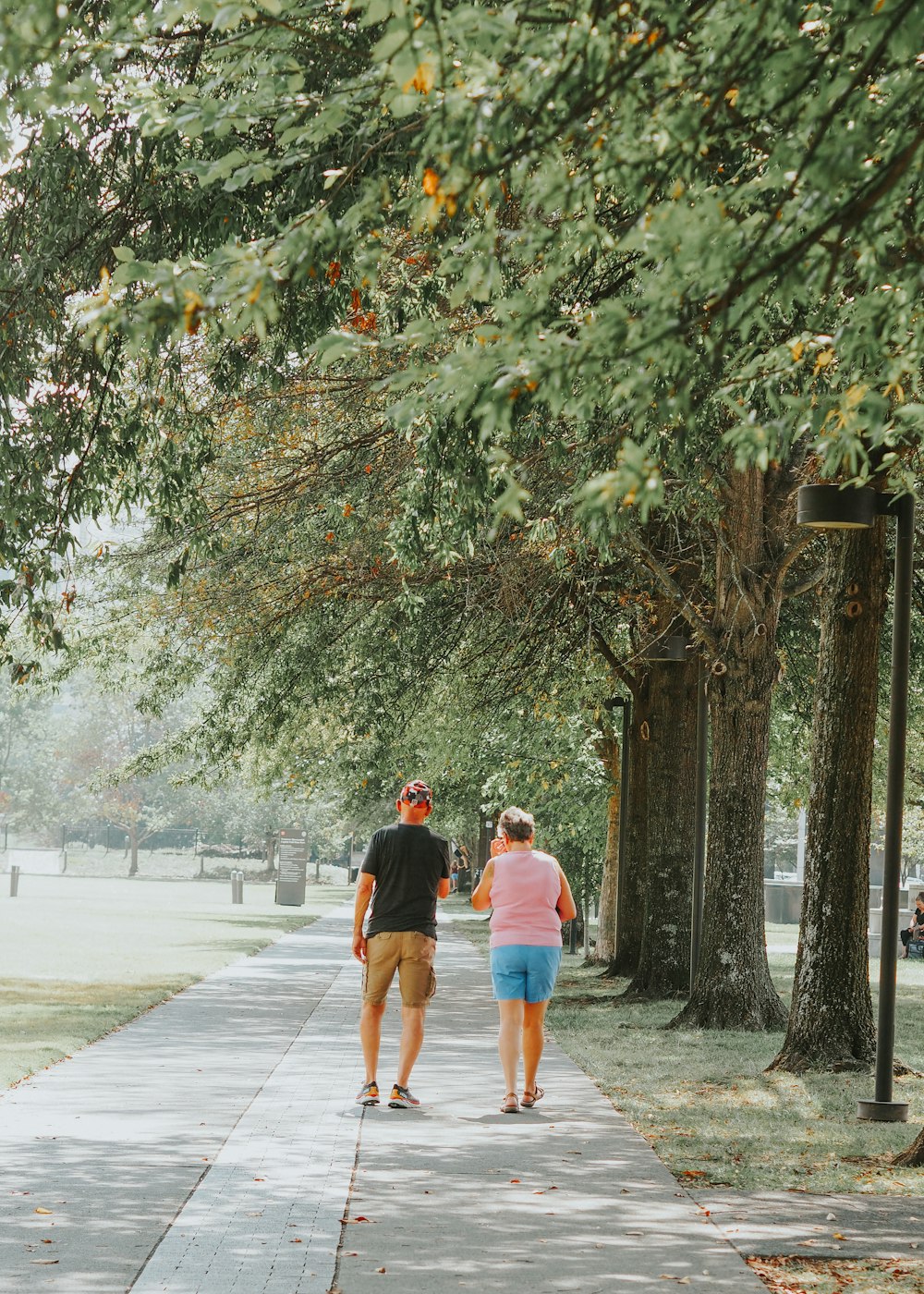 um homem e uma mulher caminhando por uma calçada