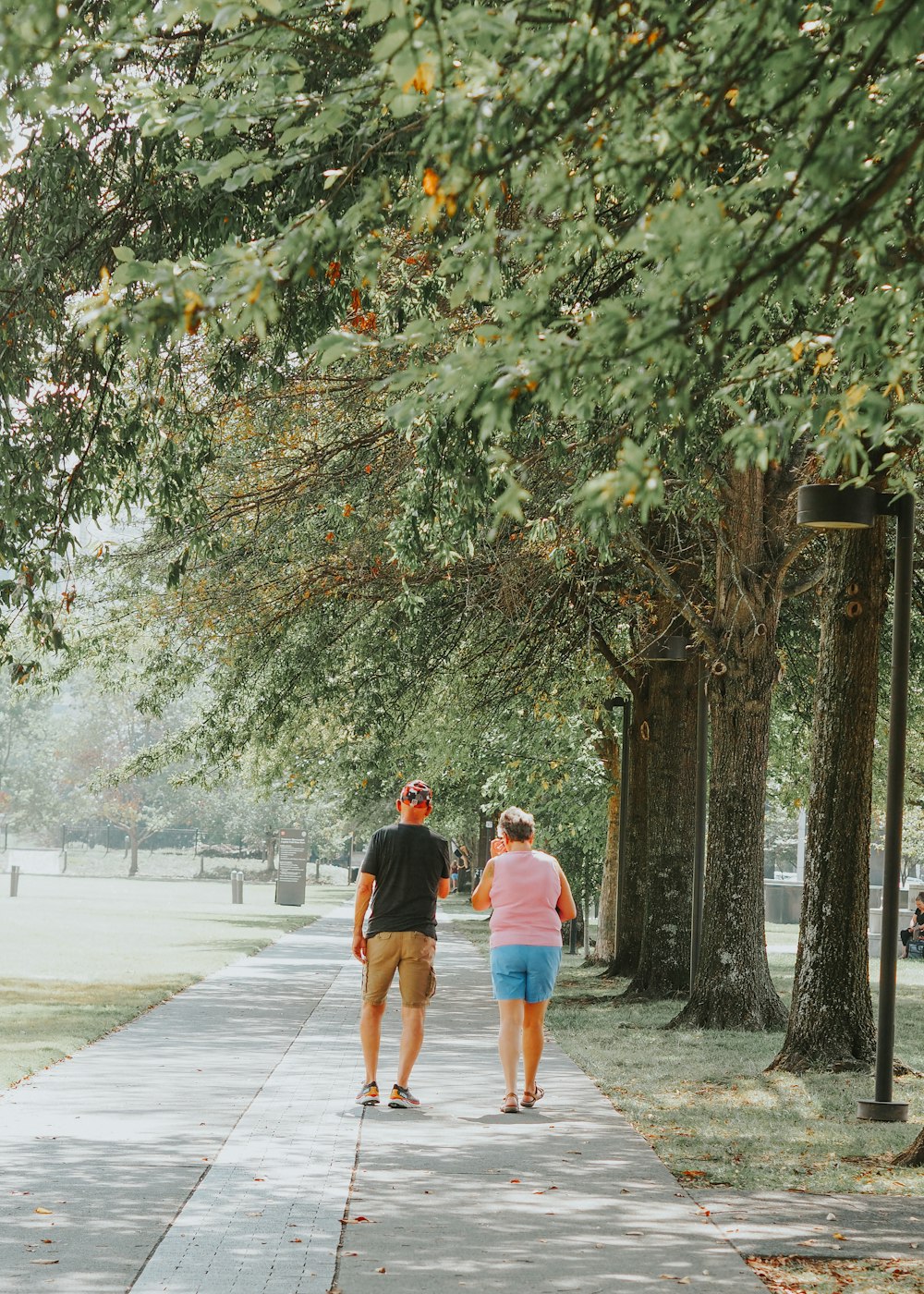 Un hombre y una mujer caminando por una acera