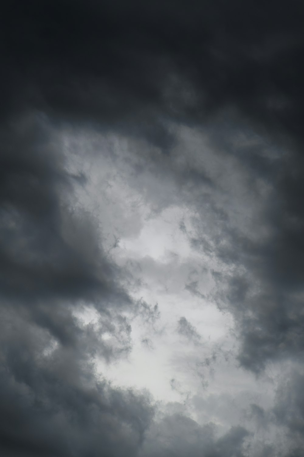 um avião voando através de um céu nublado escuro