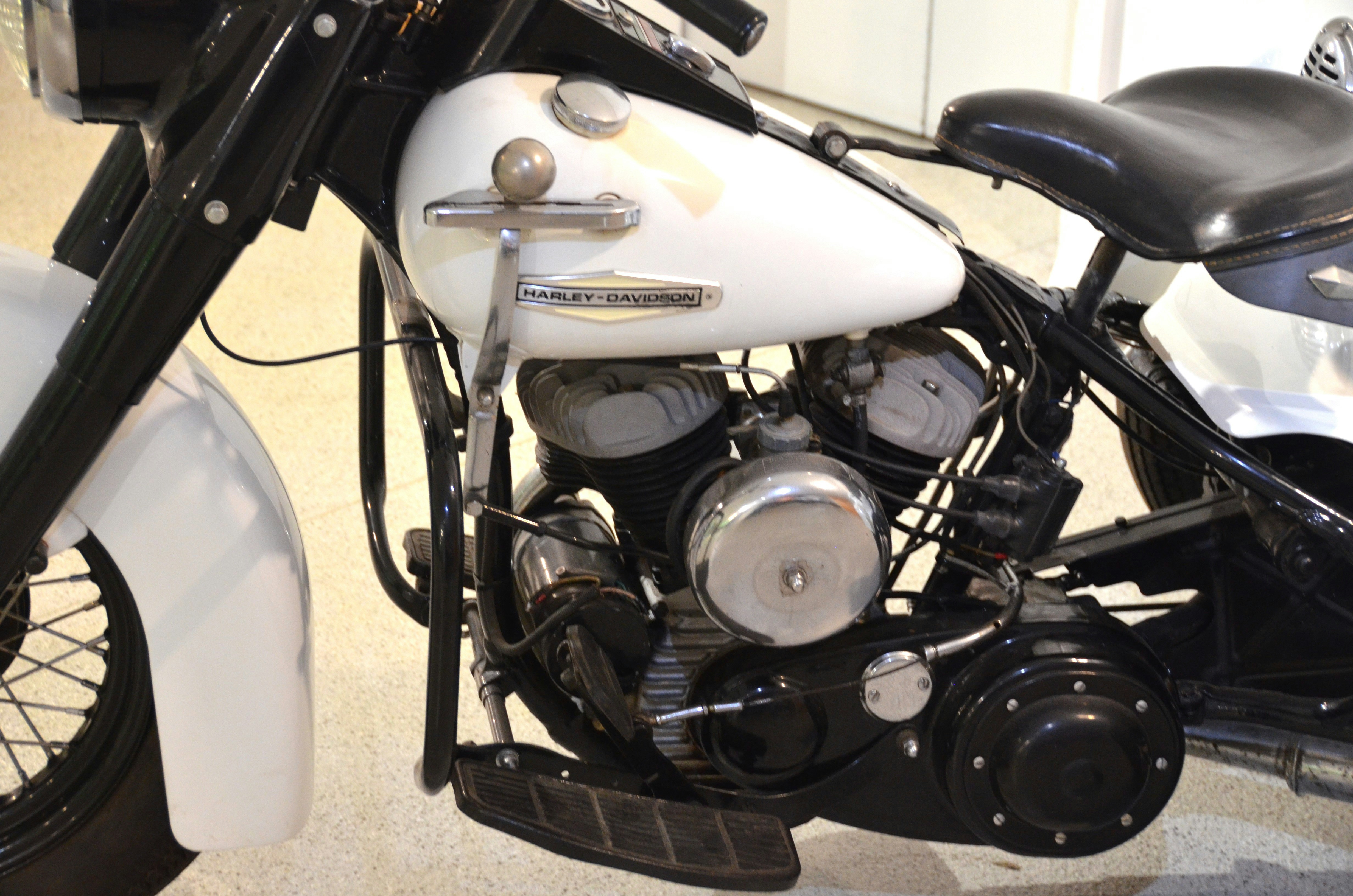 Mecânico trabalhando em uma motocicleta Harley Davidson