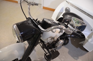 Car and motorcycle icons representing total insurance coverage.