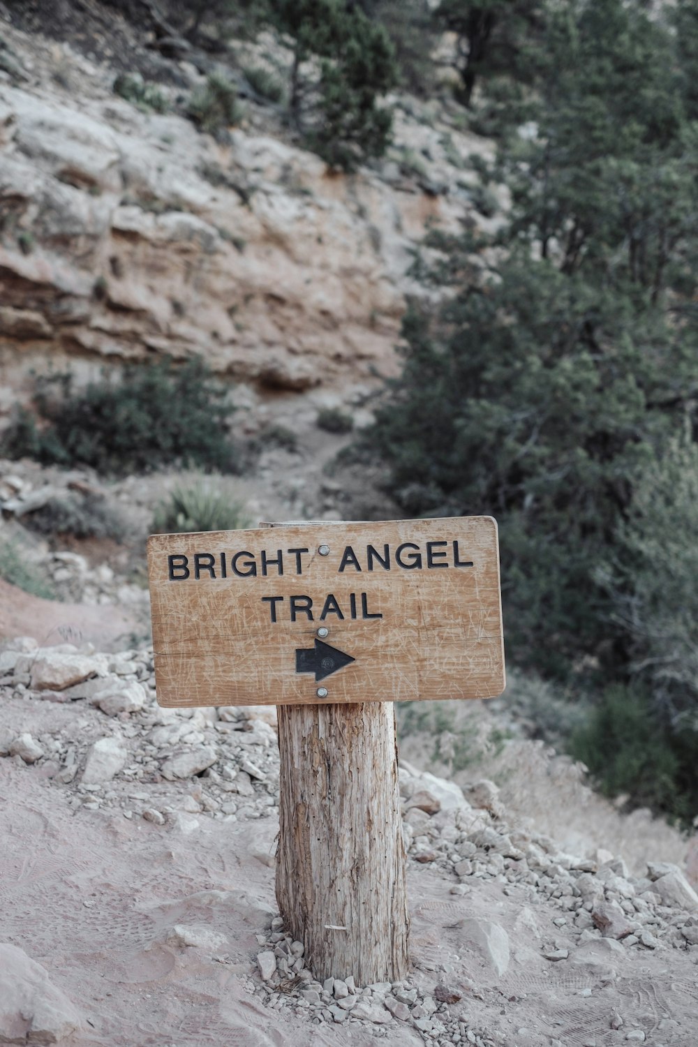 a sign that says bright angel trail on it