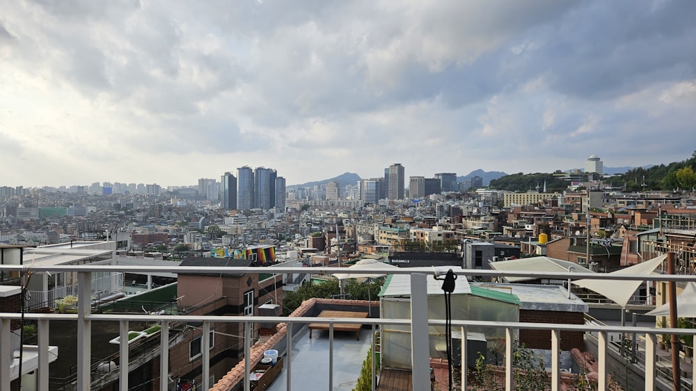 un balcone con vista su una città