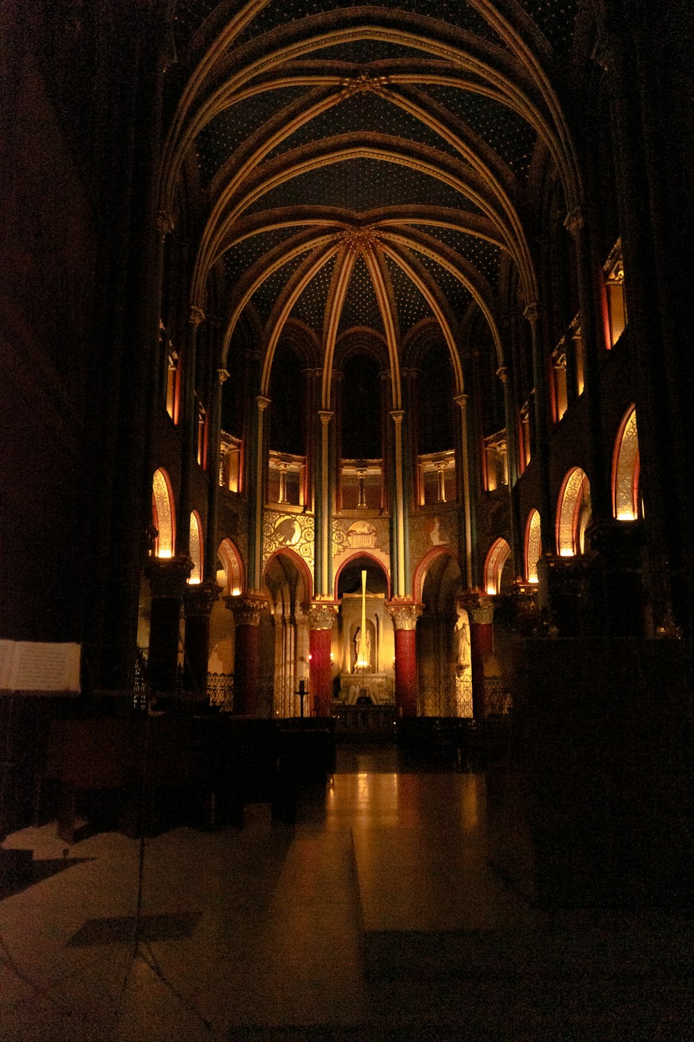 Una grande cattedrale con molte finestre