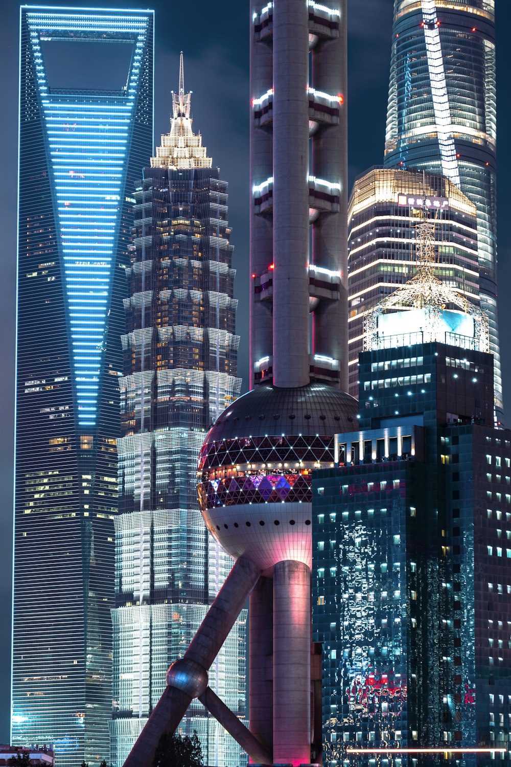 Una ciudad de noche con rascacielos iluminados
