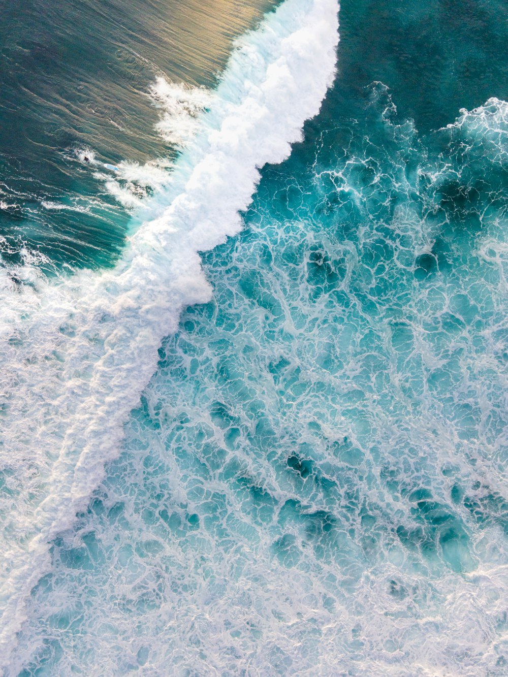 Una veduta aerea di un surfboarder che cavalca un'onda