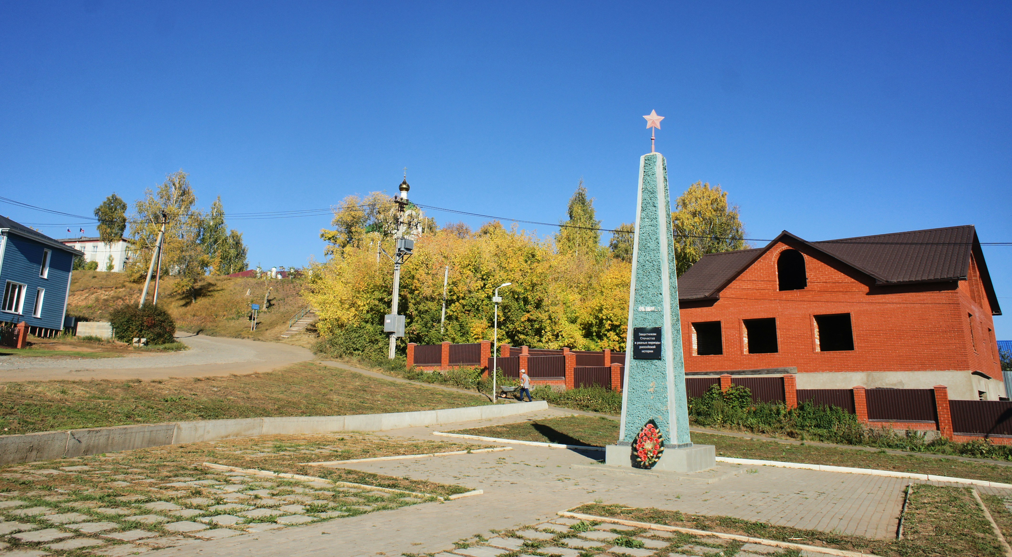 a monument in the middle of a small town