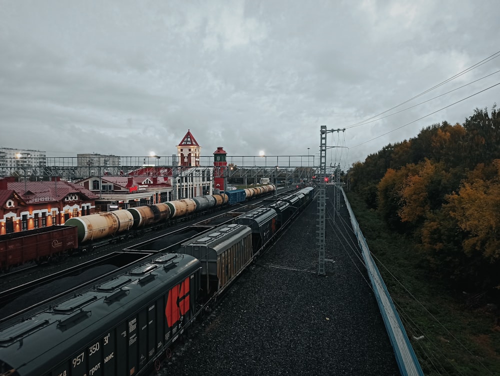 uno scalo ferroviario con diversi treni sui binari