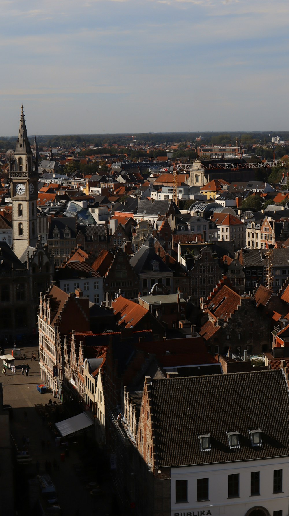 Blick auf eine Stadt mit Uhrturm